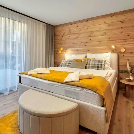 Yq - Brand New - Materials - Free Parking ヴェルカー・ロムニツァ